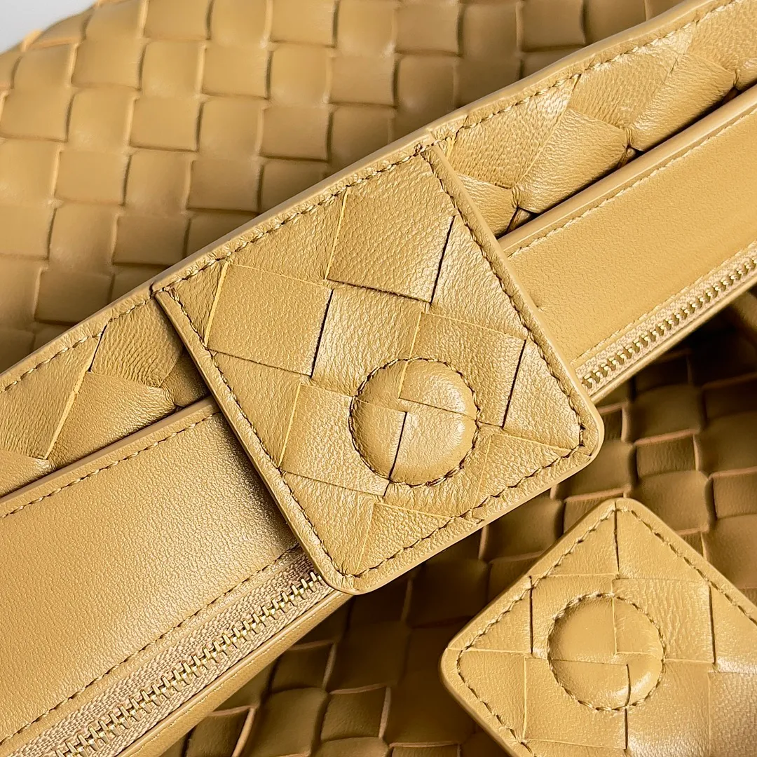 The 2023 new Andiamo batch of 2260 BV has been shipped‼ ️Really popular🔥The new Andiamo woven handbag launched by Bottega Veneta this season is really popular all over the world! ! Celebrities at home and abroad have worn it, and Oscar-winning actress Michelle Yeoh has taken it out on the street. Song Jia, Trai Yara, Yu Feihong, Sanji Ayaka, Rosie Hunting-Whiteley, Yoshioka Riho, etc. have all picked up this bag. It is classic and versatile, showing off its temperament, and the bag capacity is also large, which is very convenient for daily commuting! ! A variety of carrying methods, the shoulder straps can be adjusted by yourself, the original lambskin feels soft and delicate, and the unisex style breaks the gender boundaries and brings a more practical and long-lasting use experience. Andiamo, which has both elegant and casual styles, perfectly interprets the true appearance of "fashionable old money style". Style number: 743572 Size: 32*24*12